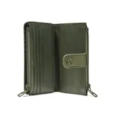 Billetera XL modelo Sasha, confeccionada en material símil cuero con textura granulada en color verde oliva. Presenta un cierre principal con solapa y broche a presión decorado con una flor metálica, además de un compartimento superior con cierre. Incluye el logo de la marca en metal en el frente.