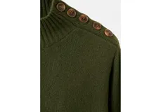 Vestido corto de punto en color verde oliva, con cuello alto y detalle de botones metálicos en el hombro. Presenta mangas largas y un corte recto y ajustado.