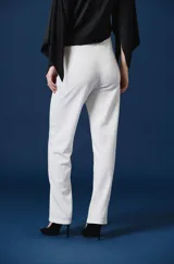 Pantalón de vestir negro de corte recto y tiro alto, con costura central vertical en cada pierna y silueta fluida.