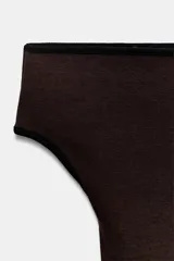 Top de punto entallado con escote recto tipo bardot y manga corta. Presenta un diseño minimalista en color marrón oscuro con detalles de vivos en contraste en los bordes del escote y las mangas.