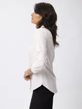 Camisa de manga larga en color negro, con cuello clásico y cierre frontal de botones. Presenta un corte entallado y puños con botones.