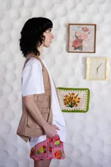 Short unisex de corte holgado con cintura elástica y estampado a cuadros rojos y blancos con dibujos de frutas.