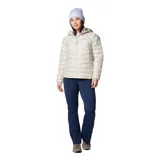 Campera acolchada con capucha, color beige, con cierre frontal, bolsillos laterales con cremallera y logo de la marca bordado en el pecho.