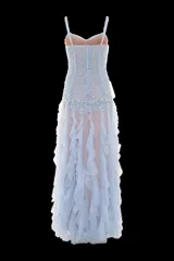 Vestido largo de fiesta color azul claro, con corset estructurado de breteles finos, bordado artesanal con aplicaciones brillantes y falda de tul con capas de volados.