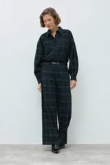 Pantalón de corte recto y tiro alto con estampado de cuadros escoceses en tonos verde y azul marino.