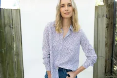 Camisa de fibrana de estilo clásico, con estampa liberty en tonos uva y verdes, de manga larga y cierre frontal con botones veteados.