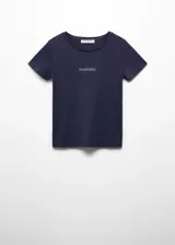 Camiseta azul marino de algodón con cuello redondo, manga corta, corte recto y logo estampado en el pecho.