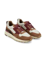 Sneakers Zaffo de diseño deportivo, confeccionados con una combinación de cueros en tonos marrón, bordó, beige y detalles plateados. Cuenta con suela dentada y cordones bordó.