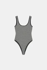 Body de tirantes anchos con escote cuadrado, estampado a rayas horizontales blancas y negras, y borde negro. Cierre inferior con botones.