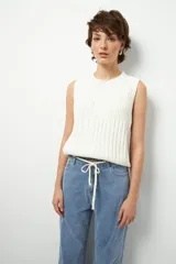 Pantalón de jean negro de corte ancho y tiro alto, con cordón ajustable en la cintura.