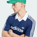Camiseta Adidas Archive Collar Engineered de manga corta, color azul marino con diseño de finas rayas verticales tono sobre tono. Presenta cuello polo en V y cuello en color blanco, con las icónicas tres tiras de la marca en los hombros y mangas, y el logo de Adidas Originals estampado en el pecho en color blanco.
