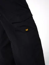 Pantalon cargo de corte relajado color negro, confeccionado en nylon. Presenta cintura elástica con cordón ajustable, bolsillos laterales y un bolsillo cargo con etiqueta de la marca en el lateral derecho.