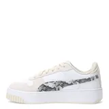 Championes urbanos Puma modelo Carina Street Snake Chic, con diseño de plataforma. Presentan una base blanca con detalles en gamuza beige y un estampado de piel de serpiente en el lateral. Cuentan con cierre de cordones y suela de goma con relieve.