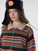 Campera de punto con cierre frontal, diseño de rayas horizontales multicolores y estampado geométrico. Presenta cuello de corderito y puños tejidos.