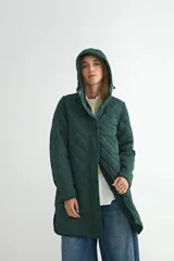 Campera acolchada negra con diseño de rombos, cierre frontal con cremallera y botones a presión, y capucha integrada.