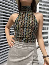 Top negro con cuello alto y estampado geométrico multicolor.