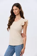Remera de algodón color beige, de manga corta con volados de broderie, escote redondo y cuerpo liso.