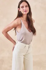 Musculosa de viscosa color rosa metalizado, con escote en V y breteles finos.