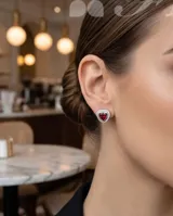 Aros tipo caravana de plata con diseño triangular y piedra central de circonia en forma de corazón color granate, rodeada por pequeñas circonias blancas.