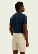 Bermudas de felpa verde oscuro, con corte recto y cordón ajustable en la cintura.