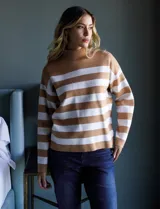 Buzo de cuello alto a rayas horizontales color marrón y blanco, marca Elie Tahari.