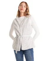 Chaleco faux fur color gris, con broches ocultos en la parte delantera y lazo de ecocuero en la cintura.
