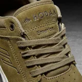 Championes de skate Emerica modelo The Hoban, color negro con detalles en verde y suela blanca. Presentan un diseño de perfil bajo con costuras reforzadas en la puntera y ojal superior metálico dorado.