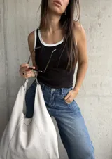 Musculosa de algodón color negro con ribetes blancos en el cuello y las sisas, de corte al cuerpo.
