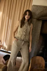 Pantalón de corte recto confeccionado en tela aterciopelada color chocolate, con cierre frontal y bolsillos laterales.