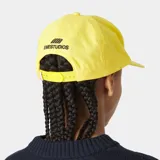 Gorra amarilla con visera curva, confeccionada en algodón. Cuenta con bordado frontal con el texto "EMEST ALWAYS" y un escudo distintivo en negro.