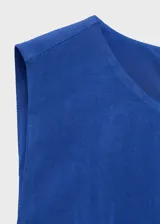 Vestido midi sin mangas con cuello redondo y tirantes anchos. Presenta un diseño recto con detalle de costuras verticales y bolsillos laterales. Cierre posterior con cremallera.