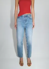 Pantalón mom jean de tiro alto con lavado clásico y silueta relajada.