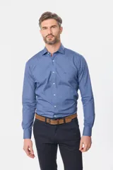 Camisa de manga larga azul con estampado de pequeños puntos, calce slim fit, cuello camisero y cierre frontal con botones. Presenta un pequeño logo bordado en el pecho.