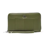 Billetera grande tipo fichero color verde oliva, confeccionada en material símil cuero con textura granulada. Cuenta con cierre perimetral, logo metálico frontal y correa de muñeca extraíble.
