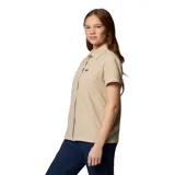 Camisa de manga corta Columbia, color beige, con cuello clásico, cierre frontal con botones y dos bolsillos frontales funcionales. Confeccionada con tecnología Omni-Shade para protección solar y Omni-Wick para absorción de humedad.