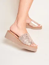 Sandalias de cuero color dorado con plataforma y tira ancha sobre el empeine.