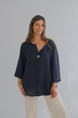 Blusa azul marino de lino con cuello en V, manga 3/4 y cierre frontal con un botón.