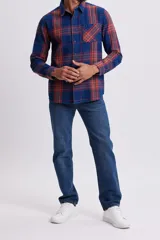 Pantalon de jean de corte clasico en color azul oscuro, con cierre de boton y cremallera, y bolsillos laterales y traseros.