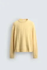Jersey de punto regular fit, confeccionado en una mezcla de lana y cashmere, con cuello redondo, manga larga y terminaciones en rib.