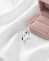Anillo de plata 925 con diseño calado en forma de flor.