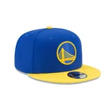 Gorro snapback New Era 9FIFTY de Golden State Warriors. Corona estructurada de dos tonos: azul royal en la parte frontal y visera plana de color amarillo. Logo del equipo bordado en amarillo en el frente.