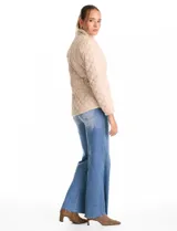 Campera de abrigo liviano con diseño capitoneado a rombos, cuello alto tipo mao y cierre frontal con solapa de botones a presión dorados. Presenta bolsillos frontales de parche con solapa y trabas de ajuste en la cintura.