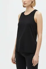 Musculosa blanca de algodón, de corte ajustado, con cuello redondo y detalles de broderie en los bordes.