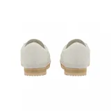 Championes Lacoste modelo Aura, color blanco con suela de goma en tono beige. Presentan un diseño minimalista de cuero con el logo del cocodrilo metálico en el lateral y detalles perforados.