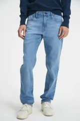 Jeans Levi's modelo 511 Slim Fit, de corte ajustado en el muslo y pierna recta. Confeccionados en denim azul con efecto lavado, cuentan con diseño clásico de cinco bolsillos, cierre de bragueta y tiro medio.