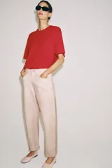 Jeans de tiro medio de Zara Woman Collection, con diseño de rayas verticales en tonos rosados y blancos. Presenta corte de pierna recta y relajada, largo al tobillo, cintura con trabillas, cinco bolsillos y cierre frontal con cremallera y botón metálico.