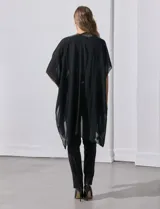 Kimono negro de gasa con apliques de brillos en el cuello y el frente.