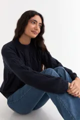 Sweater de punto color bordó con diseño de ochos en el frente y mangas, cuello redondo y puños acanalados.