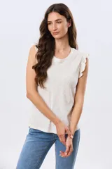 Musculosa blanca con estampado floreado sutil y volados en los hombros, de corte recto.