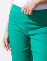 Pantalón capri de gabardina elastizada color beige, marca Zac & Reachel. Pretina ancha elastizada. Delantera y trasera con bolsillos simulados.